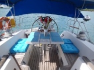 voilier grenadine avec &eacute;quipage barre a roue